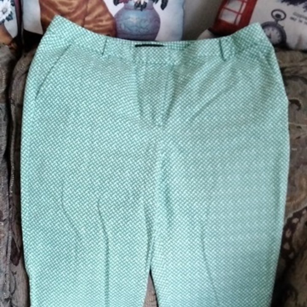 TALBOTS APPLE GREEN/WHITE PATTERN CAPRIS, LIKE NEW